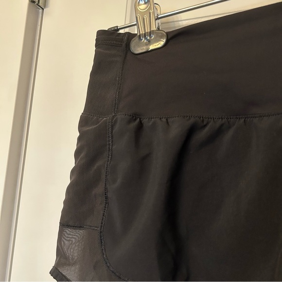 LULULEMON MIND OVER MILES BLACK 3.5 INSEAM LOW RISE SHORT SIZE 2 - Picture 5 of 14